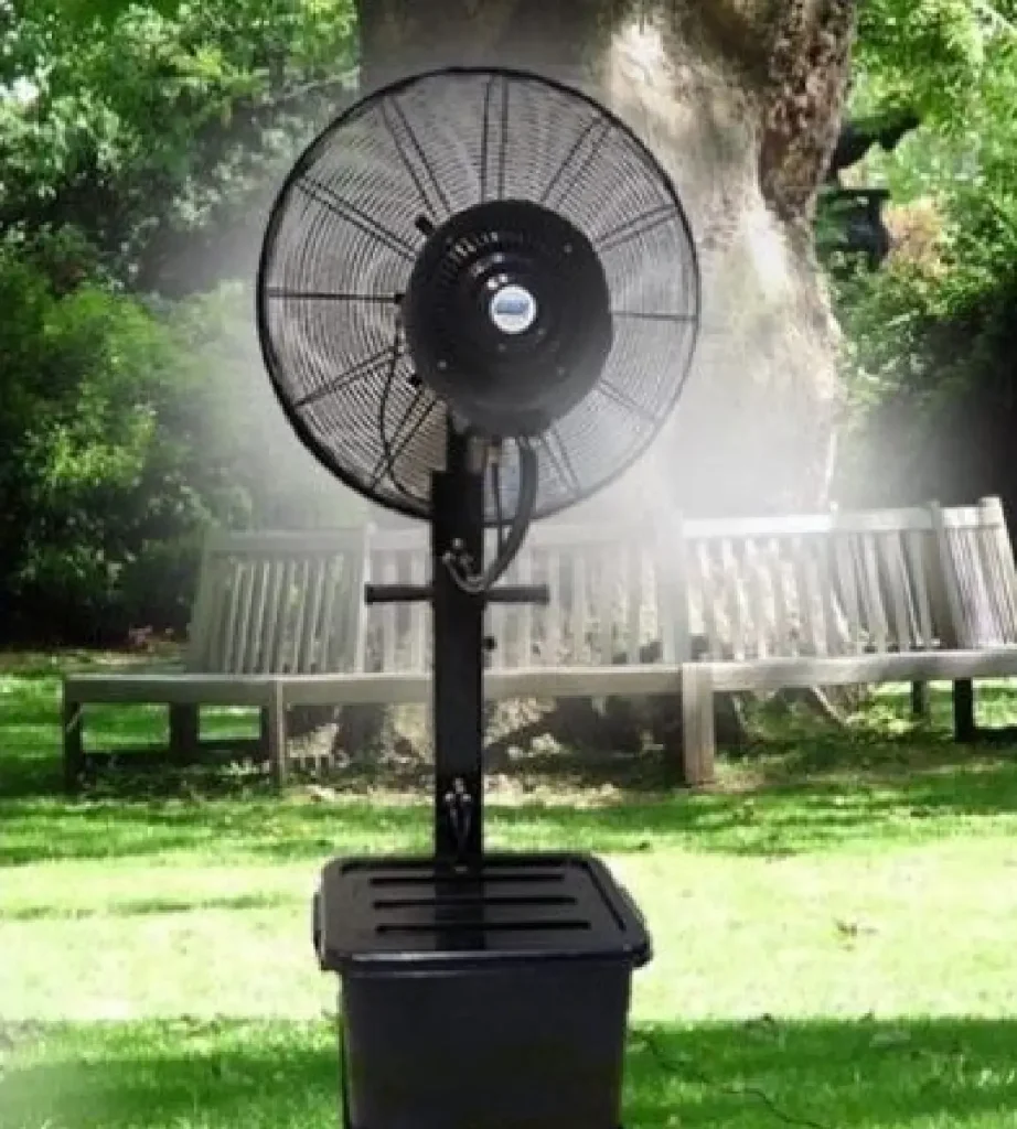 پنکه مه پاش ایستاده